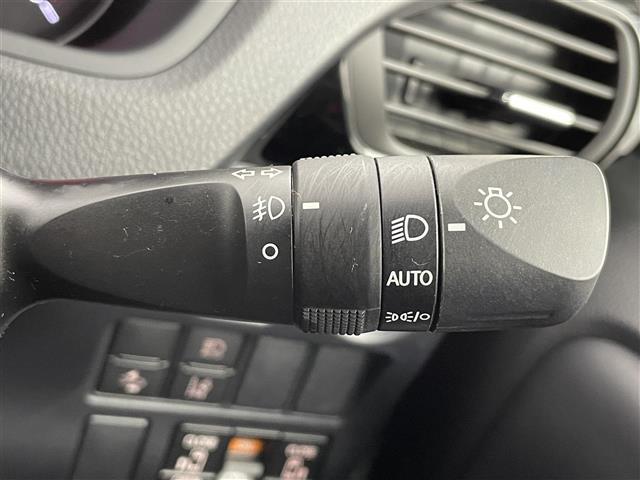 ノア Ｓｉ　ダブルバイビーＩＩＩ　純正ナビ　フルセグＴＶ　Ｂｌｕｅｔｏｏｔｈ　バックカメラ　純正フリップダウンモニター　ＥＴＣ　両側パワースライドドア　ＬＥＤオートライト　オートハイビーム　トヨタセーフティセンス　ハーフレザーシート（11枚目）
