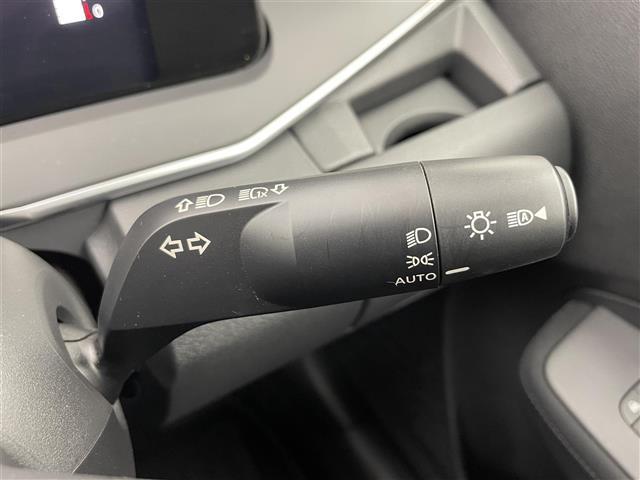 ノート Ｓ　ＦＯＵＲ　純正ナビ　全方位カメラ　ＥＴＣ　シートヒーター　ブラインドスポットモニター　デジタルインナーミラー　衝突被害軽減システム　コーナーセンサー　横滑り防止装置　オートハロゲンライト　ハンドルヒーター（12枚目）