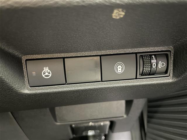 ノート Ｓ　ＦＯＵＲ　純正ナビ　全方位カメラ　ＥＴＣ　シートヒーター　ブラインドスポットモニター　デジタルインナーミラー　衝突被害軽減システム　コーナーセンサー　横滑り防止装置　オートハロゲンライト　ハンドルヒーター（15枚目）