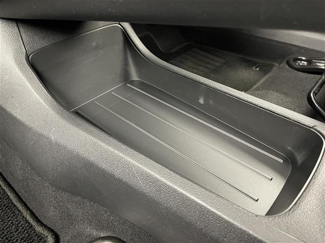 ノート Ｓ　ＦＯＵＲ　純正ナビ　全方位カメラ　ＥＴＣ　シートヒーター　ブラインドスポットモニター　デジタルインナーミラー　衝突被害軽減システム　コーナーセンサー　横滑り防止装置　オートハロゲンライト　ハンドルヒーター（22枚目）