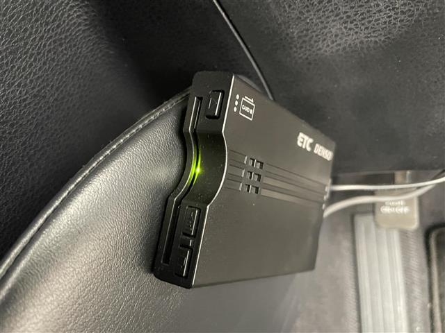 ハリアー エレガンス　純正ナビ　フルセグＴＶ　バックカメラ　オートＬＥＤヘッドライト　横滑り防止装置　カーテンエアバッグ　ハーフレザーシート　運転席パワーシート　ＥＴＣ　スマートキー×２　プッシュスタート　社外フロアマット（2枚目）