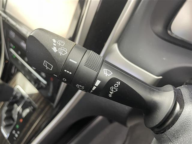 ハリアー エレガンス　純正ナビ　フルセグＴＶ　バックカメラ　オートＬＥＤヘッドライト　横滑り防止装置　カーテンエアバッグ　ハーフレザーシート　運転席パワーシート　ＥＴＣ　スマートキー×２　プッシュスタート　社外フロアマット（9枚目）