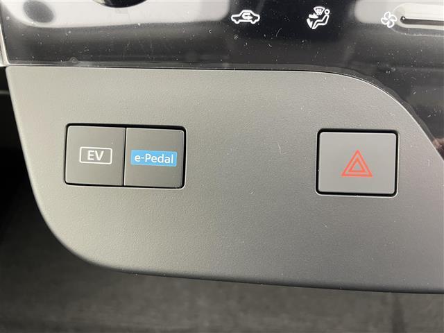 セレナ e-パワー ハイウェイスターV 純正12.3型ナビ 全方位カメラ 純正11型後席モニター プロパイロット ブラインドスポットモニター デジタルインナーミラー ETC コーナーセンサー 純正アルミホイール オートLEDライト 保証書(14枚目)