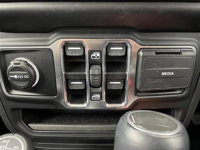 ジープ・ラングラーアンリミテッド サハラ　１オーナー　純正ナビ（ｂｌｕｅｔｏｏｔｈ　フルセグＴＶ）　バックカメラ　純正前後ドラレコ　黒革シート　シートヒーター　ＬＥＤ　フォグ　ＡＣＣ　自動緊急ブレーキ　ブラインドスポット　ヒーテッドステア（16枚目）