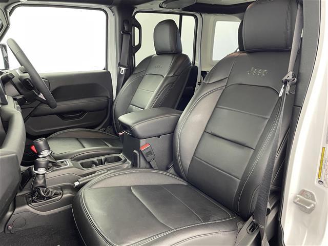 ジープ・ラングラーアンリミテッド サハラ　１オーナー　純正ナビ（ｂｌｕｅｔｏｏｔｈ　フルセグＴＶ）　バックカメラ　純正前後ドラレコ　黒革シート　シートヒーター　ＬＥＤ　フォグ　ＡＣＣ　自動緊急ブレーキ　ブラインドスポット　ヒーテッドステア（21枚目）