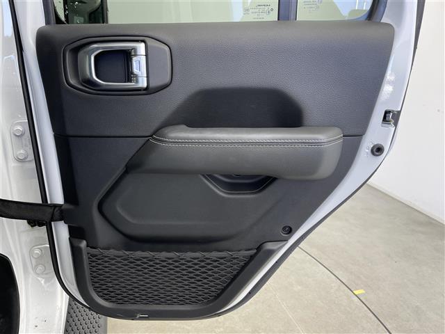 ジープ・ラングラーアンリミテッド サハラ　１オーナー　純正ナビ（ｂｌｕｅｔｏｏｔｈ　フルセグＴＶ）　バックカメラ　純正前後ドラレコ　黒革シート　シートヒーター　ＬＥＤ　フォグ　ＡＣＣ　自動緊急ブレーキ　ブラインドスポット　ヒーテッドステア（24枚目）