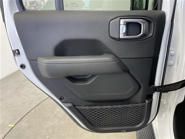 ジープ・ラングラーアンリミテッド サハラ　１オーナー　純正ナビ（ｂｌｕｅｔｏｏｔｈ　フルセグＴＶ）　バックカメラ　純正前後ドラレコ　黒革シート　シートヒーター　ＬＥＤ　フォグ　ＡＣＣ　自動緊急ブレーキ　ブラインドスポット　ヒーテッドステア（26枚目）