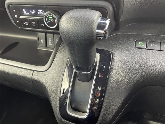 Ｎ－ＢＯＸカスタム Ｇ・Ｌホンダセンシング　純正ナビ　バックカメラ　ビルトインＥＴＣ　両側パワースライドドア　シートヒーター　衝突被害軽減システム　レーダークルーズコントロール　横滑り防止装置　純正アルミホイール　純正フロアマット　スマートキー（6枚目）