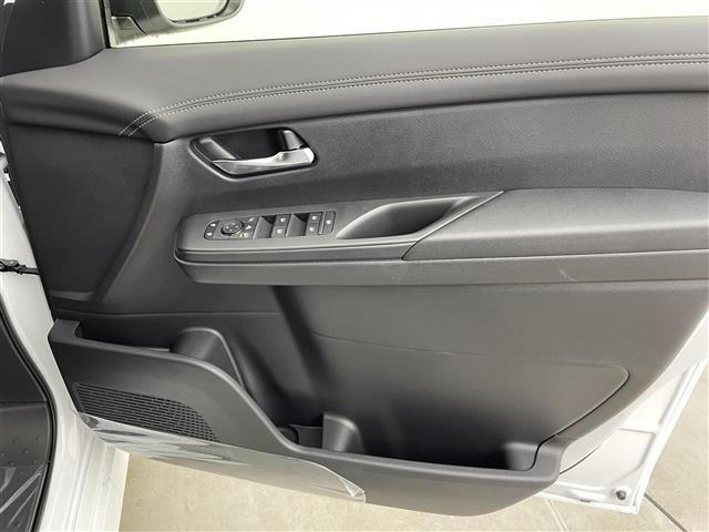 セレナ ｅ－パワー　ハイウェイスターＶ　登録済未使用車　１２．３型アドバンスドドライブアシストディスプレイ　統合型インターフェースディスプレイ　フリップダウンモニター　アラウンドビューモニター　プロパイロット　デジタルインナーミラー　ＥＴＣ（16枚目）