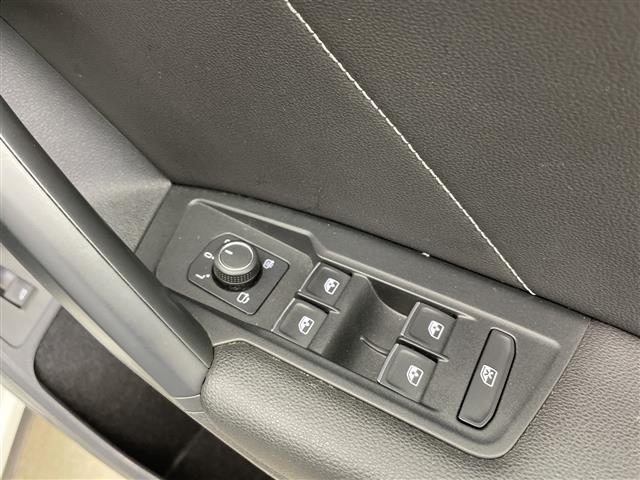 ティグアン ＴＤＩ　４モーション　Ｒライン　純正ナビ　全方位カメラ　ドライブレコーダー　ＥＴＣ　ヘッドアップディスプレイ　ハーフレザーシート　シートヒーター　衝突被害軽減システム　レーダークルーズコントロール　コーナーセンサー　オートＬＥＤ（14枚目）