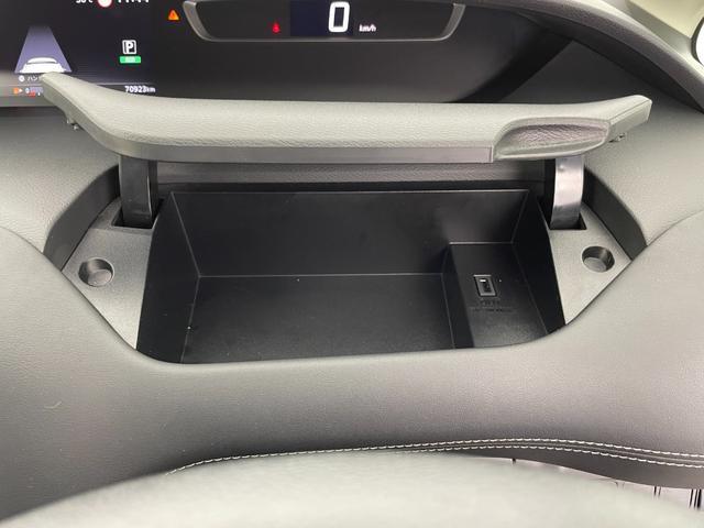 セレナ ハイウェイスター　ＶセレクションＩＩ　社外ナビ　オートパイロット　ＥＴＣ　ドライブレコーダー　ハンズフリーパワスラ　全方位カメラ　バックカメラ　前後コーナーセンサー　パーキングアシスト　サンシェード　アイドリングストップ　スマートキー（24枚目）