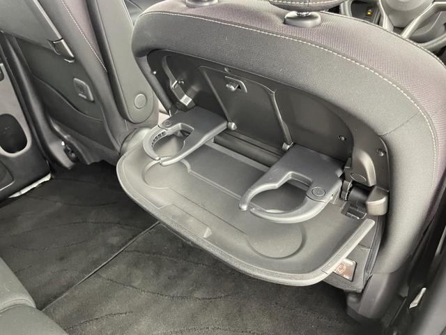 セレナ ハイウェイスター　ＶセレクションＩＩ　社外ナビ　オートパイロット　ＥＴＣ　ドライブレコーダー　ハンズフリーパワスラ　全方位カメラ　バックカメラ　前後コーナーセンサー　パーキングアシスト　サンシェード　アイドリングストップ　スマートキー（31枚目）