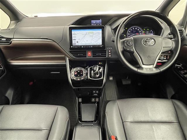 エスクァイア ハイブリッドＧｉ　社外９インチナビ　フリップダウンモニター　バックカメラ　ＥＴＣ　前後ドライブレコーダー　セーフティセンス　クルーズコントロール　シートヒーター　ＡＣ１００Ｖ　オートハイビーム　ＬＥＤヘッドライト　ＴＶ（2枚目）