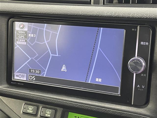 アクア G 純正ナビ バックカメラ 衝突軽減ブレーキ ETC シートヒーター 社外アルミホイール 純正フロアマット スマートキー ステアリングスイッチ プッシュスタート スマートキー オートライト 地デジフルセグ(4枚目)