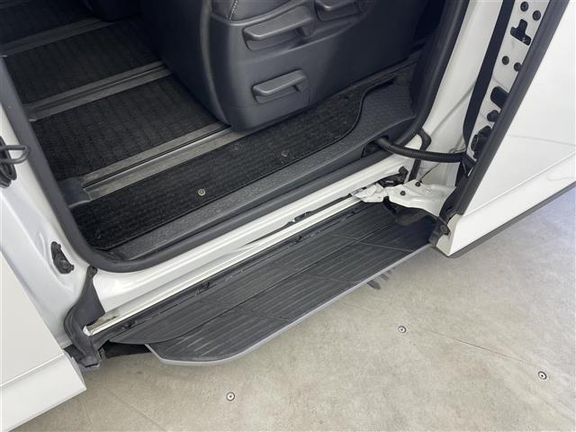 ノア ハイブリッドＳ－Ｚ　快適利便パッケージＨｉｇｈ　ユニバーサルステップ　フリップダウンモニター　純正１０．５型ディスプレイオーディオ　両側電動スライドドア　パワーバックドア　ドライブレコーダー　シートヒーター　ＥＴＣ２．０（4枚目）