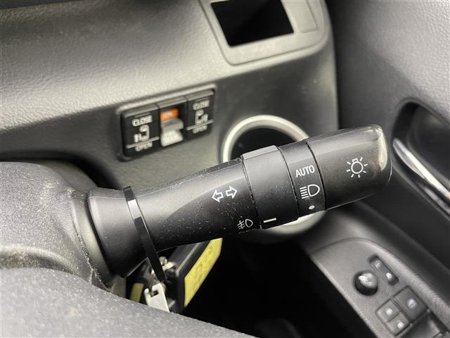 シエンタ ハイブリッドG 社外ナビ ビルトインETC 衝突軽減ブレーキ 両側パワースライドドア 純正フロアマット ステアリングスイッチ プッシュスタート スマートキー LEDヘッドライト Bluetooth CD 地デジTV(10枚目)