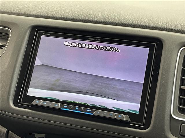 ヴェゼル ハイブリッドＺ・ホンダセンシング　社外８インチナビ　バックカメラ　ビルトインＥＴＣ　ドライブレコーダー　ホンダセンシング　アダプティブクルーズコントロール　シートヒーター　メモリシート　ＨＤＭＩ　純正アルミ　オートライト　ＬＥＤ　ＴＶ（3枚目）