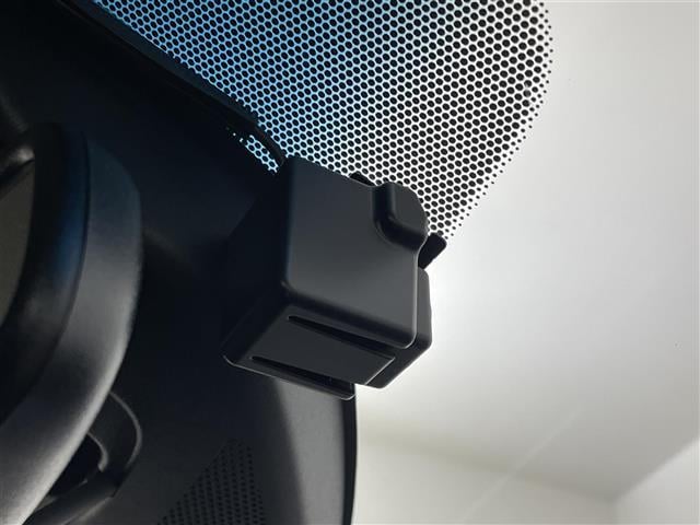 ヴェゼル ハイブリッドＺ・ホンダセンシング　社外８インチナビ　バックカメラ　ビルトインＥＴＣ　ドライブレコーダー　ホンダセンシング　アダプティブクルーズコントロール　シートヒーター　メモリシート　ＨＤＭＩ　純正アルミ　オートライト　ＬＥＤ　ＴＶ（6枚目）