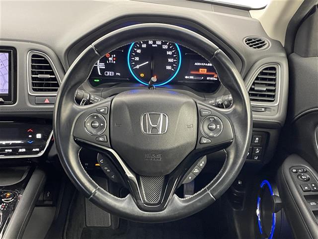 ヴェゼル ハイブリッドＺ・ホンダセンシング　社外８インチナビ　バックカメラ　ビルトインＥＴＣ　ドライブレコーダー　ホンダセンシング　アダプティブクルーズコントロール　シートヒーター　メモリシート　ＨＤＭＩ　純正アルミ　オートライト　ＬＥＤ　ＴＶ（8枚目）