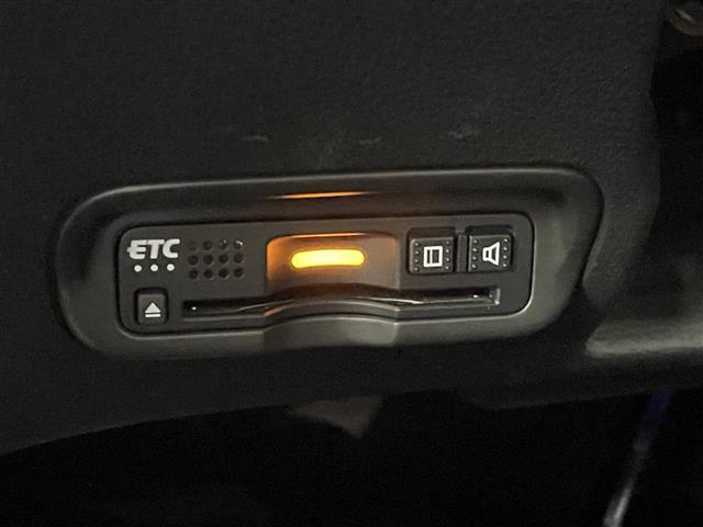 ヴェゼル ハイブリッドＺ・ホンダセンシング　社外８インチナビ　バックカメラ　ビルトインＥＴＣ　ドライブレコーダー　ホンダセンシング　アダプティブクルーズコントロール　シートヒーター　メモリシート　ＨＤＭＩ　純正アルミ　オートライト　ＬＥＤ　ＴＶ（18枚目）