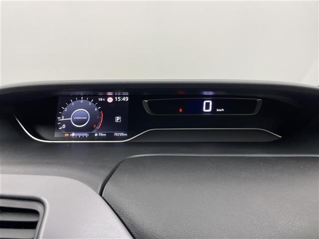 セレナ ハイウェイスター　Ｖ　プロパイロット　社外９インチナビ　フリップダウンモニター　アラウンドビューモニター　ＢＳＩ　ＥＴＣ　前後ドライブレコーダー　レーダークルーズコントロール　ＨＤＭＩ　純正アルミホイール　オートライト（9枚目）