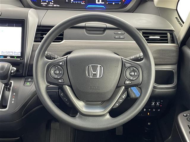 フリード Ｇブラックスタイル　ホンダセンシング　純正９インチナビ　バックカメラ　ビルトインＥＴＣ２．０　前後ドライブレコーダ―　アダプティブクルーズコントロール　シートヒーター　純正アルミホイール　オートライト　ＬＥＤヘッドライト（8枚目）