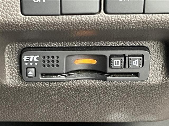 フリードハイブリッド ハイブリッド・Gホンダセンシング 純正9インチナビ フリップダウンモニター バックカメラ ビルトインETC 前後ドライブレコーダー アダプティブクルーズコントロール シートヒーター 純正アルミホイール オートライト LED 地デジTV(15枚目)