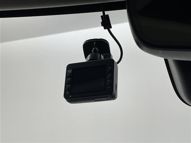 ヴェゼル ｅ：ＨＥＶ　Ｚ　純正９インチディスプレイオーディオ　バックカメラ　ＢＳＭ　ビルトインＥＴＣ２．０　ドライブレコーダー　アダプティブクルーズ　ステアリングヒーター　シートヒーター　ワイヤレス充電　オートハイビーム　ＴＶ（8枚目）