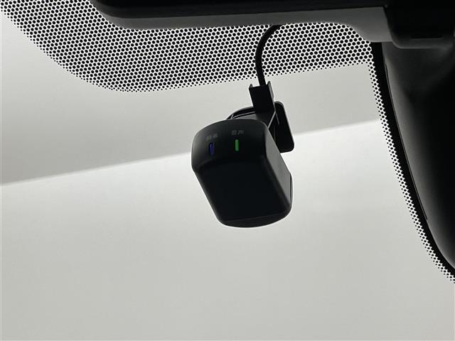 セレナ ｅ－パワー　ハイウェイスターＶ　プロパイロット　純正９インチナビ　フリップダウンモニター　アラウンドビューモニター　ＢＳＭ　ビルトインＥＴＣ　ドライブレコーダー　レーダークルーズコントロール　デジタルインナーミラー　シートヒーター（7枚目）