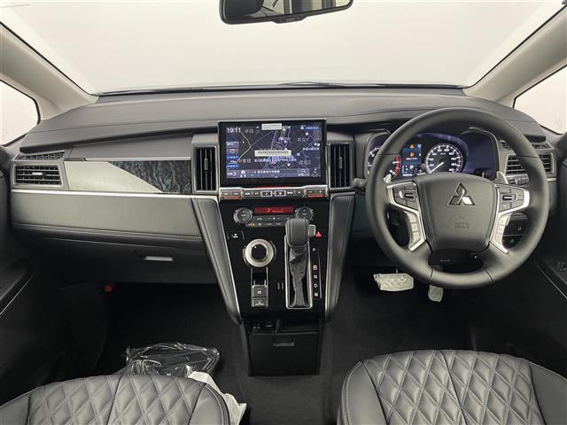 デリカＤ：５ ブラックエディション　ＡＬＰＩＮＥ１１インチナビ　マルチアラウンドモニター　ＢＳＭ　黒レザー　ｅアシスト　レーダークルーズコントロール　シートヒーター　ＨＤＭＩ　ステアリングヒーター　純正アルミホイール　オートライト　ＴＶ（2枚目）