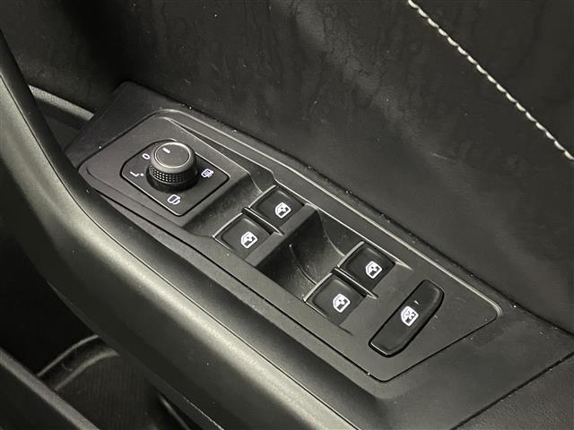 Ｔ－ロック ＴＤＩ　Ｒライン　オールインセーフティ　純正９．２インチディスプレイオーディオ　バックカメラ　ＢＳＭ　ビルトインＥＴＣ　アダプティブクルーズコントロール　シートヒーター　ワイヤレス充電　純正アルミ　オートハイビーム（18枚目）