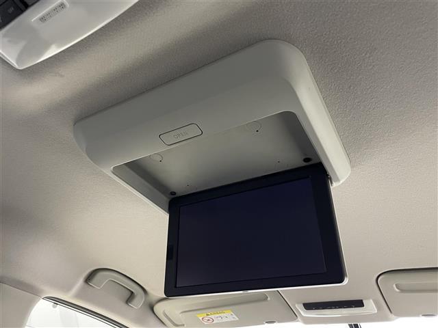 セレナ ライダー　純正ナビ　フリップダウンモニター　バックカメラ　ビルトインＥＴＣ　ドライブレコーダー　エマージェンシーブレーキ　クルーズコントロール　社外アルミホイール　プッシュスタート　スマートキー　オートライト（3枚目）