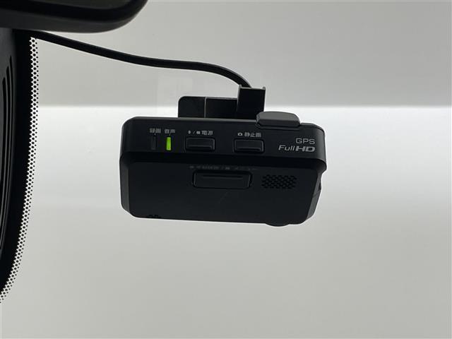 セレナ ライダー　純正ナビ　フリップダウンモニター　バックカメラ　ビルトインＥＴＣ　ドライブレコーダー　エマージェンシーブレーキ　クルーズコントロール　社外アルミホイール　プッシュスタート　スマートキー　オートライト（6枚目）