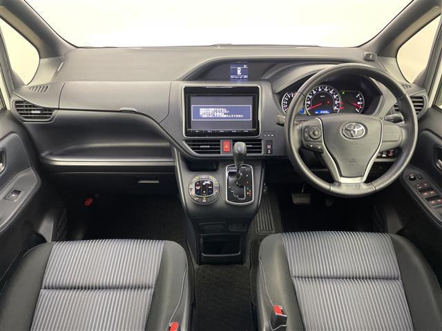 ヴォクシー ＺＳ　純正９インチ　フリップダウンモニター　バックカメラ　ビルトインＥＴＣ　両側パワースライドドア　コーナーセンサー　純正アルミホイール　プッシュスタート　スマートキー　オートライト　ＬＥＤライト　ＴＶ（2枚目）