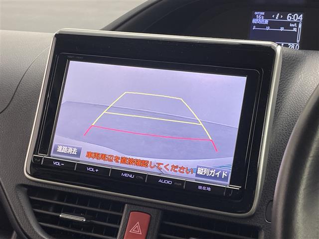 ヴォクシー ＺＳ　純正９インチ　フリップダウンモニター　バックカメラ　ビルトインＥＴＣ　両側パワースライドドア　コーナーセンサー　純正アルミホイール　プッシュスタート　スマートキー　オートライト　ＬＥＤライト　ＴＶ（4枚目）