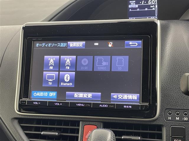 ヴォクシー ＺＳ　純正９インチ　フリップダウンモニター　バックカメラ　ビルトインＥＴＣ　両側パワースライドドア　コーナーセンサー　純正アルミホイール　プッシュスタート　スマートキー　オートライト　ＬＥＤライト　ＴＶ（5枚目）