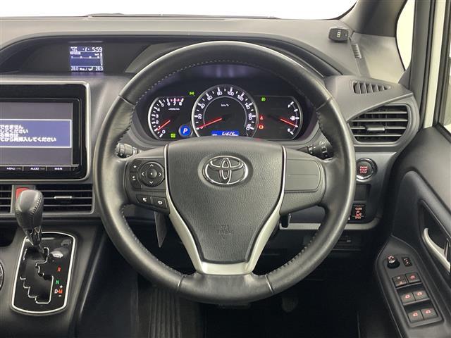 ヴォクシー ＺＳ　純正９インチ　フリップダウンモニター　バックカメラ　ビルトインＥＴＣ　両側パワースライドドア　コーナーセンサー　純正アルミホイール　プッシュスタート　スマートキー　オートライト　ＬＥＤライト　ＴＶ（7枚目）