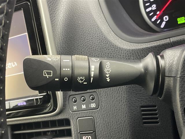 ヴォクシー ＺＳ　純正９インチ　フリップダウンモニター　バックカメラ　ビルトインＥＴＣ　両側パワースライドドア　コーナーセンサー　純正アルミホイール　プッシュスタート　スマートキー　オートライト　ＬＥＤライト　ＴＶ（8枚目）