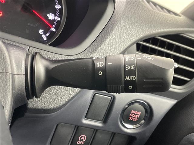 ヴォクシー ＺＳ　純正９インチ　フリップダウンモニター　バックカメラ　ビルトインＥＴＣ　両側パワースライドドア　コーナーセンサー　純正アルミホイール　プッシュスタート　スマートキー　オートライト　ＬＥＤライト　ＴＶ（10枚目）