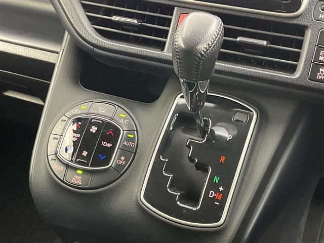 ヴォクシー ＺＳ　純正９インチ　フリップダウンモニター　バックカメラ　ビルトインＥＴＣ　両側パワースライドドア　コーナーセンサー　純正アルミホイール　プッシュスタート　スマートキー　オートライト　ＬＥＤライト　ＴＶ（15枚目）