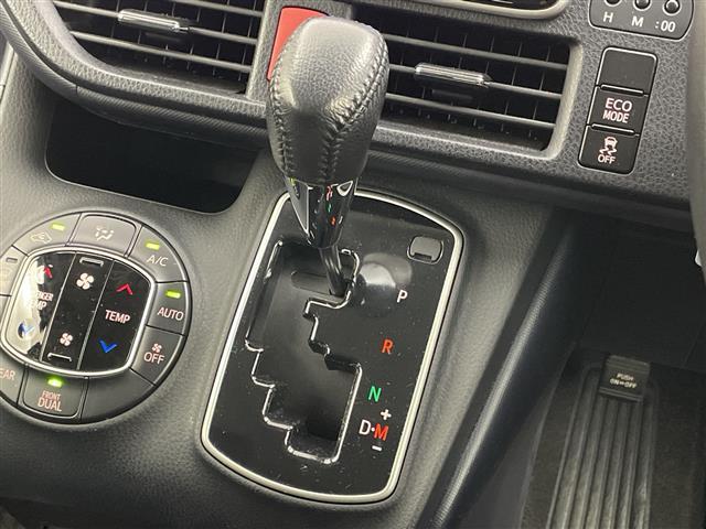 ヴォクシー ＺＳ　純正９インチ　フリップダウンモニター　バックカメラ　ビルトインＥＴＣ　両側パワースライドドア　コーナーセンサー　純正アルミホイール　プッシュスタート　スマートキー　オートライト　ＬＥＤライト　ＴＶ（16枚目）