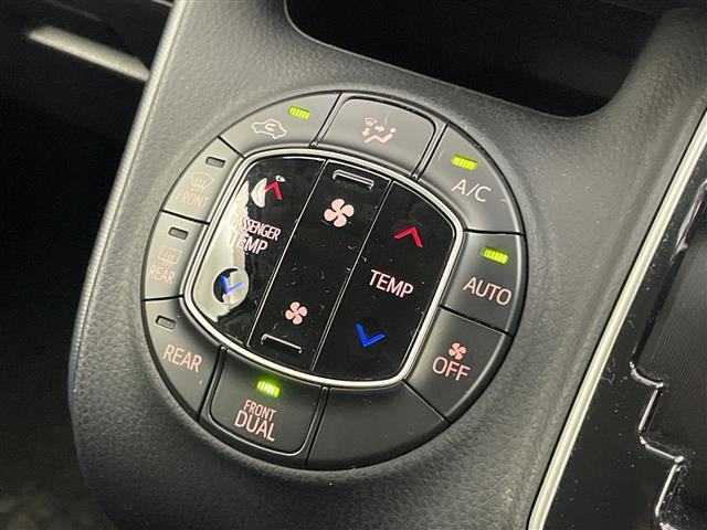 ヴォクシー ＺＳ　純正９インチ　フリップダウンモニター　バックカメラ　ビルトインＥＴＣ　両側パワースライドドア　コーナーセンサー　純正アルミホイール　プッシュスタート　スマートキー　オートライト　ＬＥＤライト　ＴＶ（17枚目）