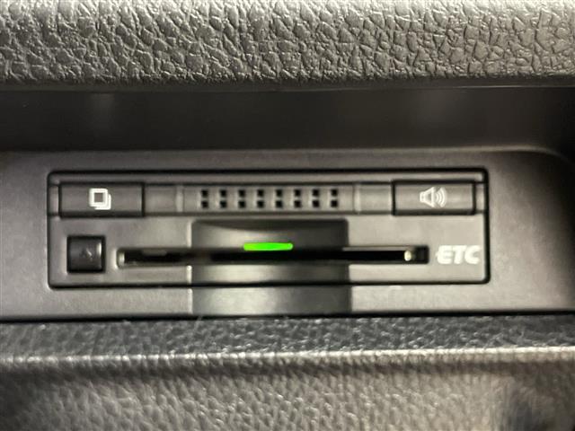 ヴォクシー ＺＳ　純正９インチ　フリップダウンモニター　バックカメラ　ビルトインＥＴＣ　両側パワースライドドア　コーナーセンサー　純正アルミホイール　プッシュスタート　スマートキー　オートライト　ＬＥＤライト　ＴＶ（18枚目）