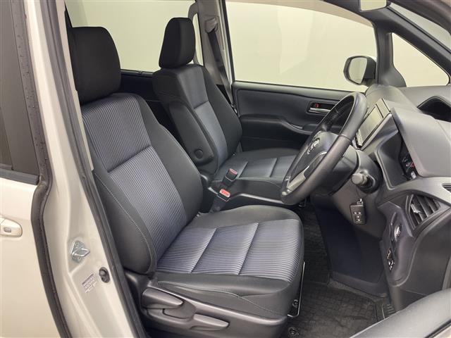 ヴォクシー ＺＳ　純正９インチ　フリップダウンモニター　バックカメラ　ビルトインＥＴＣ　両側パワースライドドア　コーナーセンサー　純正アルミホイール　プッシュスタート　スマートキー　オートライト　ＬＥＤライト　ＴＶ（26枚目）