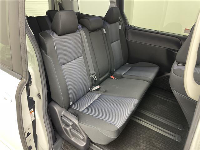 ヴォクシー ＺＳ　純正９インチ　フリップダウンモニター　バックカメラ　ビルトインＥＴＣ　両側パワースライドドア　コーナーセンサー　純正アルミホイール　プッシュスタート　スマートキー　オートライト　ＬＥＤライト　ＴＶ（27枚目）