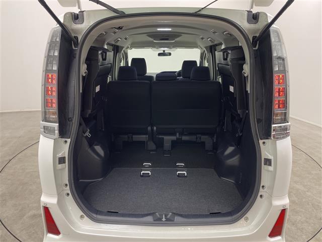 ヴォクシー ＺＳ　純正９インチ　フリップダウンモニター　バックカメラ　ビルトインＥＴＣ　両側パワースライドドア　コーナーセンサー　純正アルミホイール　プッシュスタート　スマートキー　オートライト　ＬＥＤライト　ＴＶ（30枚目）