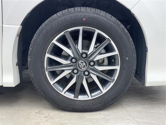 ヴォクシー ＺＳ　純正９インチ　フリップダウンモニター　バックカメラ　ビルトインＥＴＣ　両側パワースライドドア　コーナーセンサー　純正アルミホイール　プッシュスタート　スマートキー　オートライト　ＬＥＤライト　ＴＶ（35枚目）