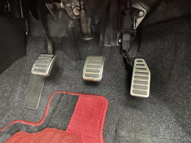 スイフトスポーツ ベースグレード　社外１０インチナビ　全方位モニター　ＢＳＭ　ＥＴＣ　セーフティサポート　アダプティブクルーズコントロール　シートヒーター　ステアリングヒーター　ＨＤＭＩ　純正アルミホイール　オートライト　ＬＥＤライト（24枚目）