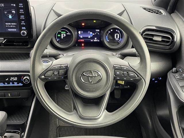 ヤリス ハイブリッドＧ　純正８インチディスプレイオーディオ　パノラミックビューモニター　ＢＳＭ　ビルトインＥＴＣ２．０　前後ドライブレコーダー　セーフティセンス　レーダークルーズコントロール　オートハイビーム　ＬＥＤライト（8枚目）