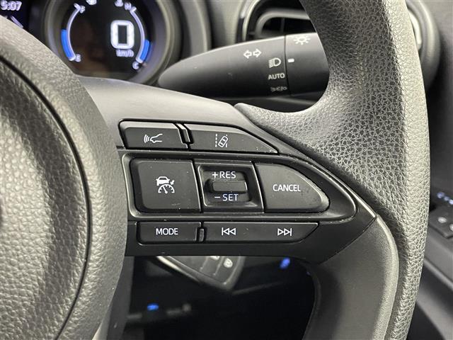 ヤリス ハイブリッドＧ　純正８インチディスプレイオーディオ　パノラミックビューモニター　ＢＳＭ　ビルトインＥＴＣ２．０　前後ドライブレコーダー　セーフティセンス　レーダークルーズコントロール　オートハイビーム　ＬＥＤライト（12枚目）